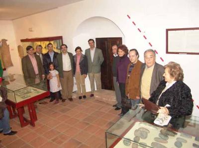 La familia Alvear dona dos relieves íberos al museo arqueológico de Villa del Río