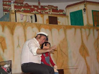 Los niños se divierten con la magia de las marionetas en Pedro Abad