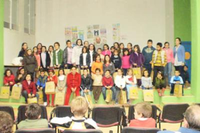 200 alumnos participan en el concurso de christmas navideños de Montoro