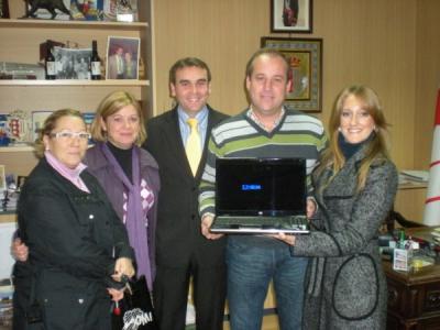 La Caixa dona un ordenador portátil al Ayuntamiento de Villafranca